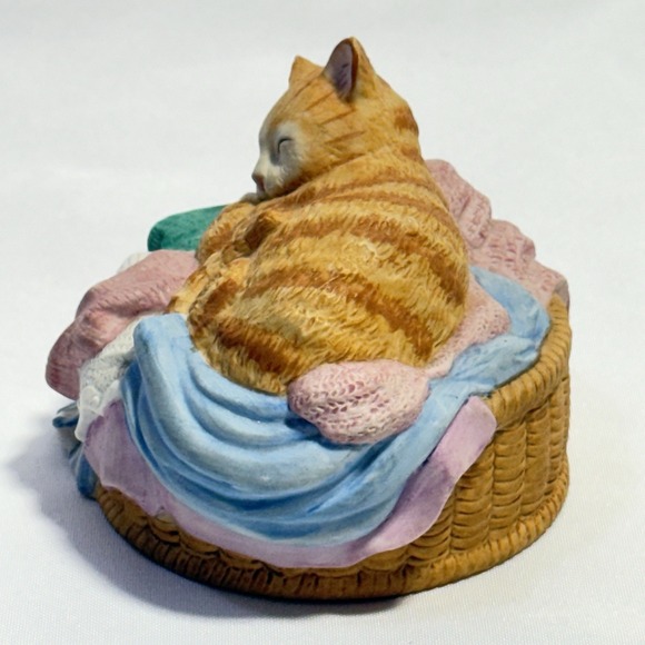 San Francisco Music Orange Cat Kitten Sleeping Laundry Plays Its a Small World - Picture 2 of 4